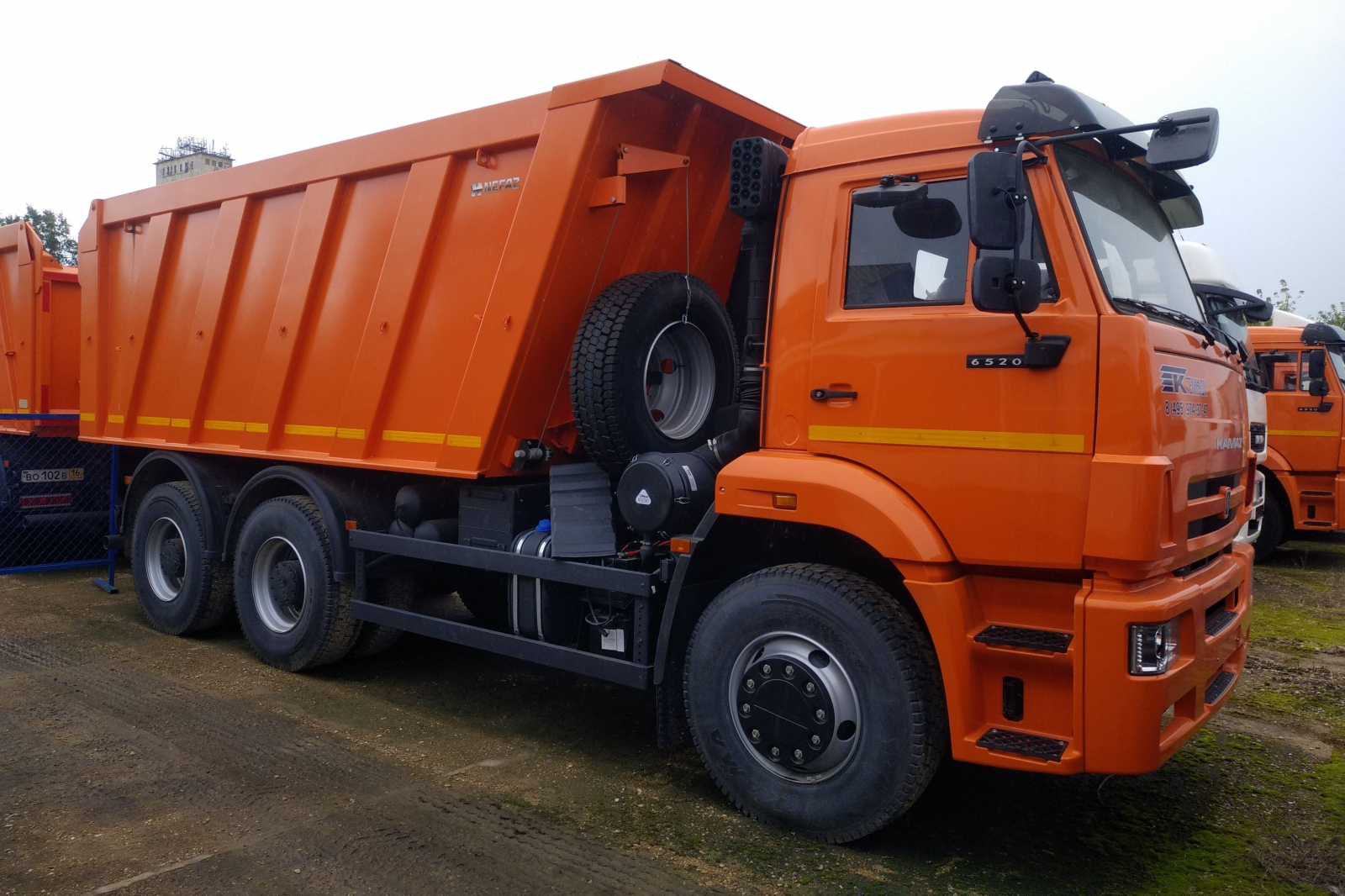 Фото №1: Строительный самосвал НЕФАЗ 6520-6014-49