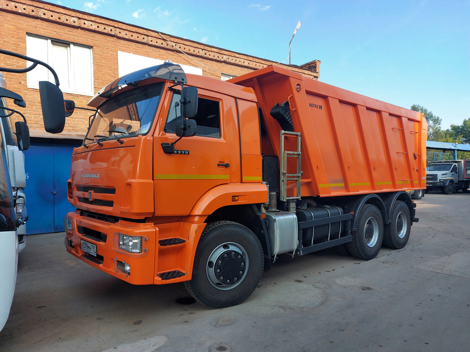 Фото №1: Строительный самосвал НЕФАЗ 6520-3026041-53