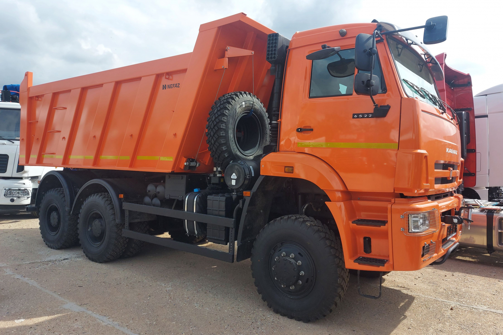 Фото №1: Строительный самосвал НЕФАЗ 6522-5026011-53