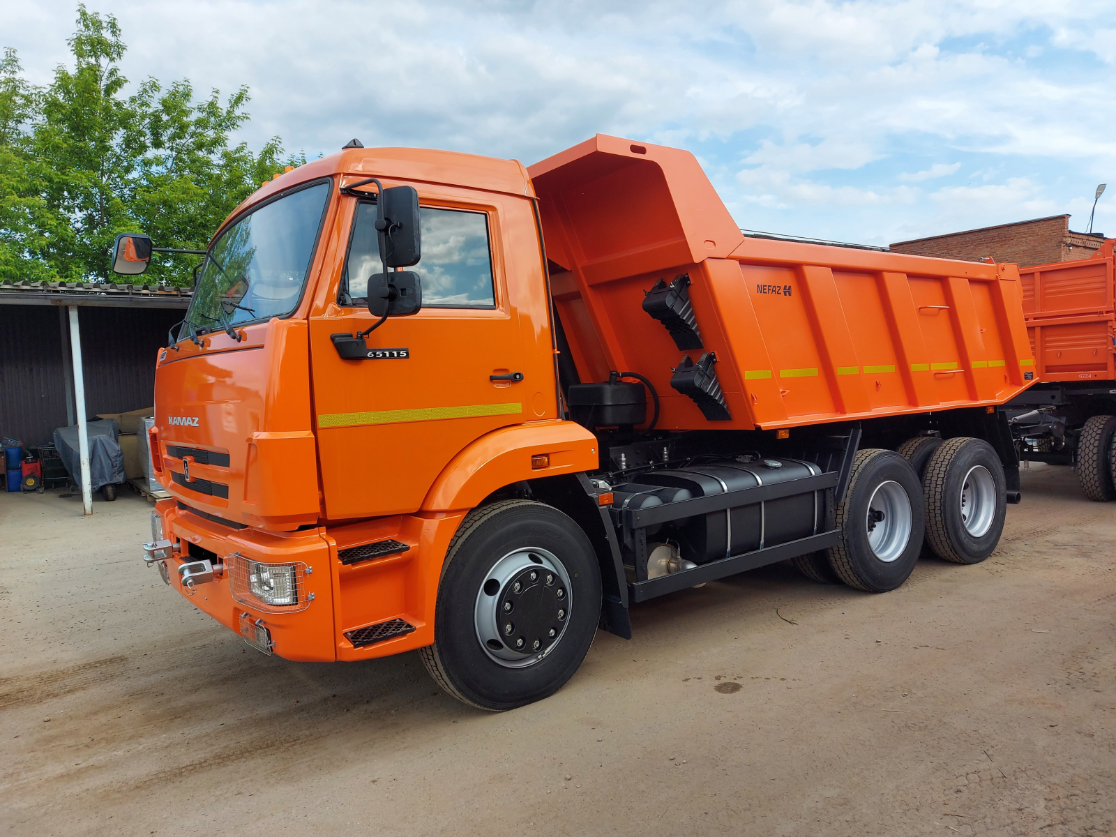 Фото №1: Строительный самосвал НЕФАЗ 65115-606058-48